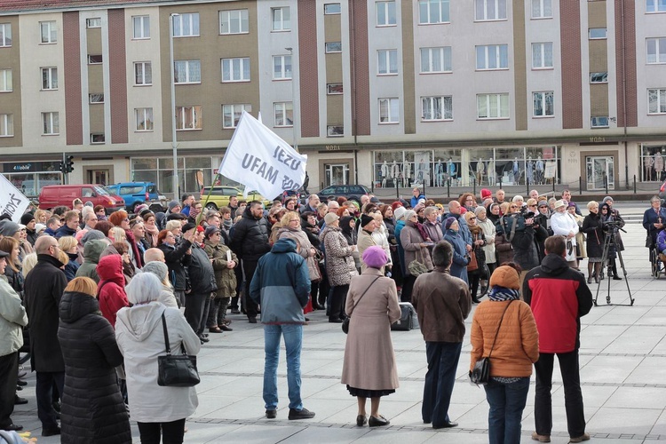 Koronka do Bożego Miłosierdzia na rynku w Koszalinie