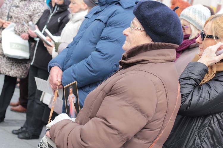 Koronka do Bożego Miłosierdzia na rynku w Koszalinie