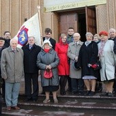 Na schodach radomskiej katedry członkowie Towarzystwa Miłośników Lwowa i Kresów Południowo-Wschodnich Oddział w Radomiu