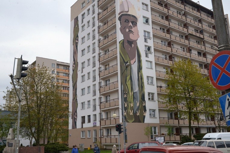 Wydarzenia Czerwca '76 upamiętnia mural na wieżowcu przy ul. Żeromskiego 74 przedstawiający polskiego robotnika i konar drzewa w formie splecionych rąk