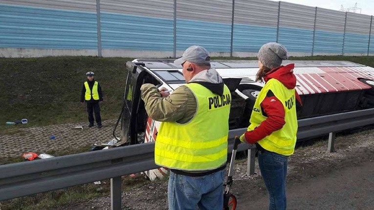 Policja wyjaścia przyczyny wypadku autokarowego na A2