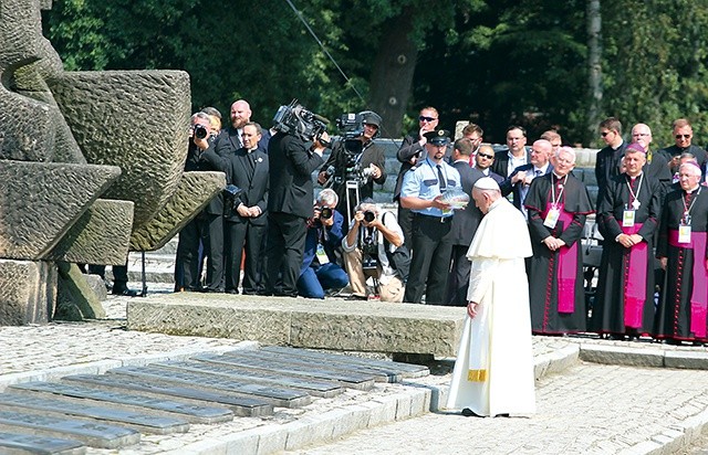 ▲	Papież Franciszek  w KL Auschwitz-Birkenau w 2016 r.