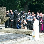 ▲	Papież Franciszek  w KL Auschwitz-Birkenau w 2016 r.