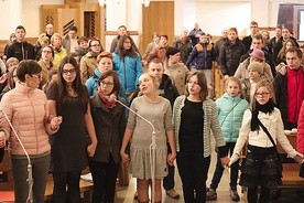 ▲	Koncert uwielbienia hymnami ŚDM to jedno z wielu ciekawych parafialnych wydarzeń,  u św. Stanisława  w Andrychowie, które trafiły na łamy „Gościa”.