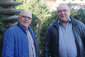 Maciej Bąk (z lewej) i Krzysztof Prawda chętnie opowiadają o czasach, gdy mogli pracować dla twórcy Ruchu Światło–Życie.