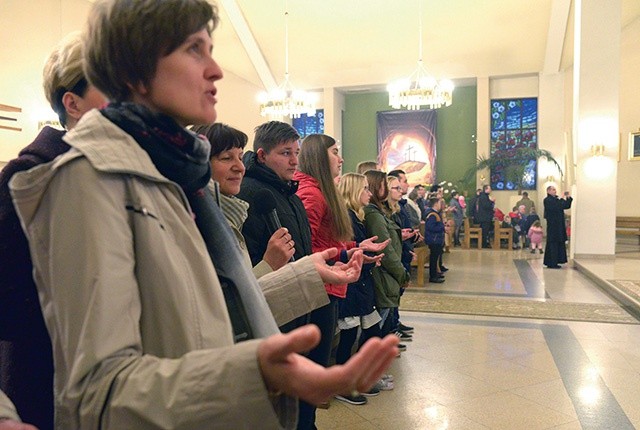 ▲	W uwielbienie, które poprowadziła diakonia modlitewna i liturgiczna, włączyli się członkowie oazy młodzieżowej i jej gałęzi rodzinnej.