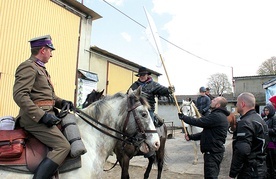 ▼	Motocykliści przekazali sztafetową pałeczkę jeźdźcom na koniach. Pierwszy z lewej ks. Rafał Przybyła.