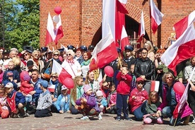 ►	Okazją do wyrażenia naszego szacunku  do ojczyzny może być wzięcie udziału w marszu 2 maja. 