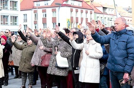 ▲	Kilkuset zgromadzonych wyciągnęło dłonie ku wizerunkowi Jezusa Miłosiernego.