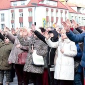 ▲	Kilkuset zgromadzonych wyciągnęło dłonie ku wizerunkowi Jezusa Miłosiernego.