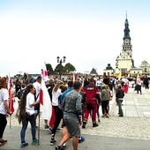 ▼	Każdy, kto choć raz był  na pielgrzymce, przyznaje, że wejście do Częstochowy jest niezapomnianym przeżyciem. – Tego nie da się opisać słowami – potwierdza ks. Marcin Kościński.  Na zdjęciu:  wejście pielgrzymów  13 sierpnia 2016 roku.