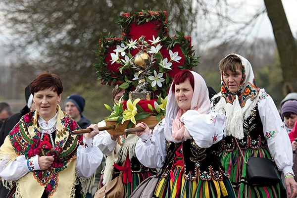 Podczas pielgrzymki z Roszkowej Woli do Żdżar wierni na ramionach niosą relikwie błogosławionej.