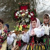 Podczas pielgrzymki z Roszkowej Woli do Żdżar wierni na ramionach niosą relikwie błogosławionej.