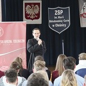 ▲	Po zakończeniu prelekcji uczniowie zadawali pytania.  Dotyczyły m.in. możliwości przyjmowania Komunii  pod dwiema postaciami, celibatu, stanowiska Kościoła wobec homoseksualizmu, a także powodów odchodzenia ze wspólnoty.