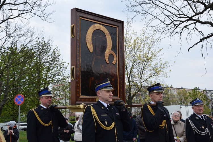 Powitanie ikony MB Częstochowskiej w parafii św. Jadwigi w Kutnie