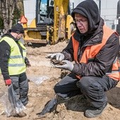 Prof. Krzysztof Szwagrzyk od początku kieruje badaniami. Tu pokazuje znaleziony fragment skórzanego buta.