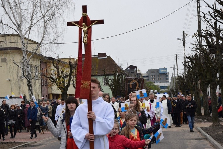 Na czele procesji szła schola "Michałki", nazwana tak na cześć patronów parafii