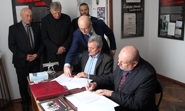 Umowę o współpracy podpisali Tadeusz Osiński i Dariusz Magier (z prawej)