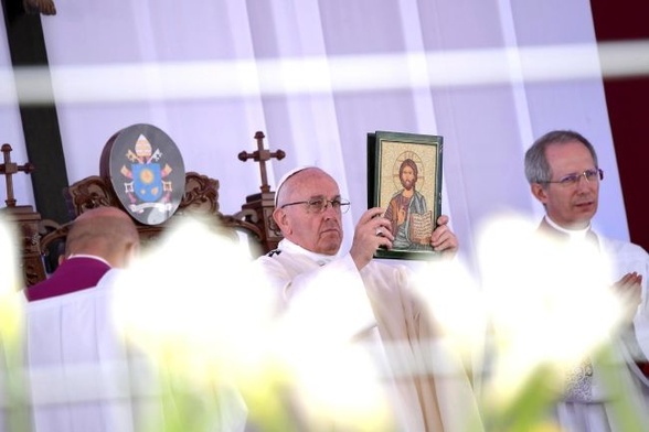 Papież nie czyni cudów tylko buduje pokój  