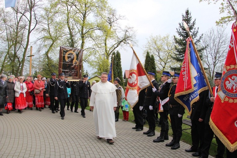 Strażacy oddają hołd Maryi przed wejściem procesji do świątyni