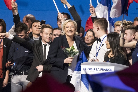 Sojusznik M. Le Pen: Macron chce zatrzymać Francję w "więzieniu UE"