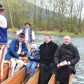 ▼	W roku jubileuszowym sezon spływu Dunajcem otworzył bp Grzegorz Ryś, który – jak tradycja nakazuje – przepłynął łodzią do przystani w Sromowcach-Kątach.