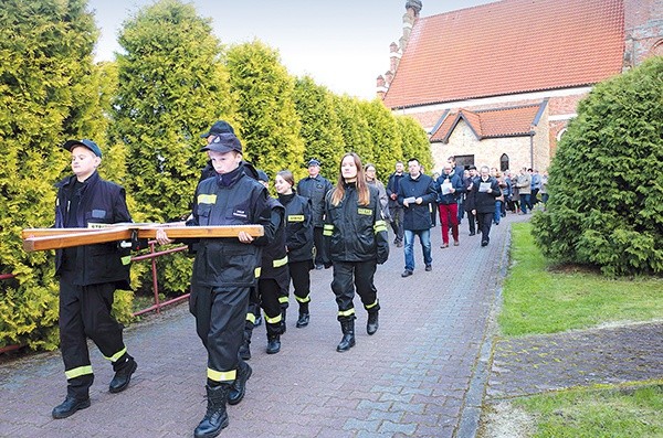 ▲	Droga Światła odbyła się 27 kwietnia. Po nabożeństwie w parafialnym kościele odbył się koncert grupy Secret Garden Singers z Malborka. 