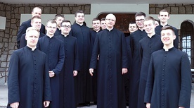 Alumni III roku z rektorem ks. Jarosławem Wojtkunem.