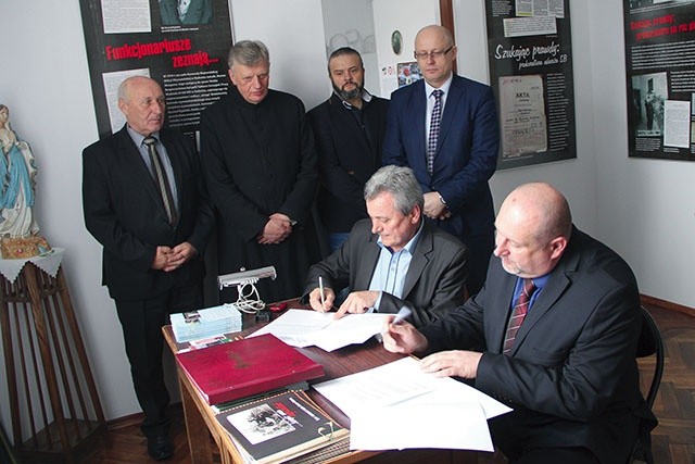 Umowę o współpracy podpisali Tadeusz Osiński i Dariusz Magier (z prawej).