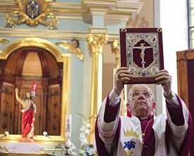 ▲	Biskup Roman udziela błogosławieństwa Ewangeliarzem w czasie nawiedzenia obrazu Matki Bożej Jasnogórskiej w parafii św. Jakuba w Płonnem k. Dobrzynia n. Drwęcą.