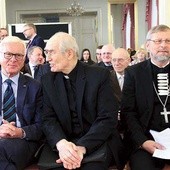 ▲	Przed rozpoczęciem konferencji: od lewej H.G. Pöttering, abp A. Nossol, ks. D. Galter z Sibiu (Rumunia).