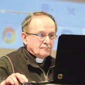 Ks. prof. dr hab. Zdzisław Lec przedstawił zebranym plan dawnej Świdnicy.