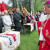 Święcenie sztandarów podczas ubiegłorocznej pierwszej pielgrzymki w Henrykowie.