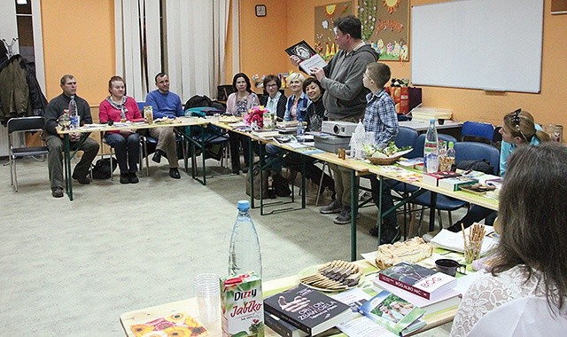 Podczas spotkań na stołach pojawiają się także słodkie przysmaki.