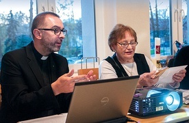 ▲	Ks. Piotr Szweda i Irena Metkowska byli gośćmi spotkania zorganizowanego  przez szczecinecki oddział Civitas Christiana i parafię mariacką.