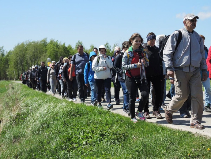 Pielgrzymi na trasie drugiego dnia - 1 maja 2017 r.