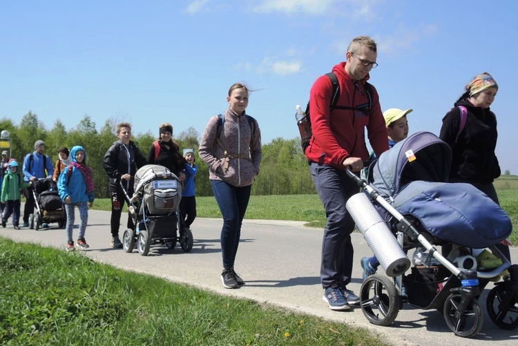 Pielgrzymi na trasie drugiego dnia - 1 maja 2017 r.