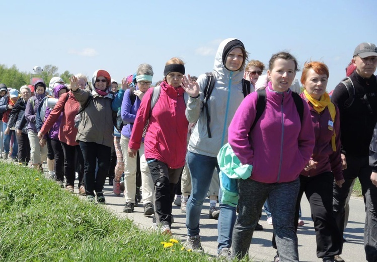 Pielgrzymi na trasie drugiego dnia - 1 maja 2017 r.