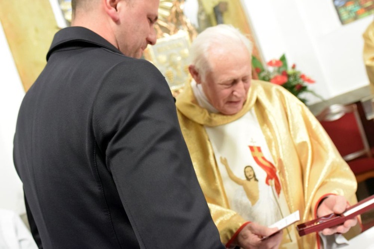 Kolejny kapłan uhonorowany złotym krzyżem
