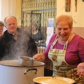 Bogusława Hrapkowicz czuwa nad kolejną porcją herbaty...