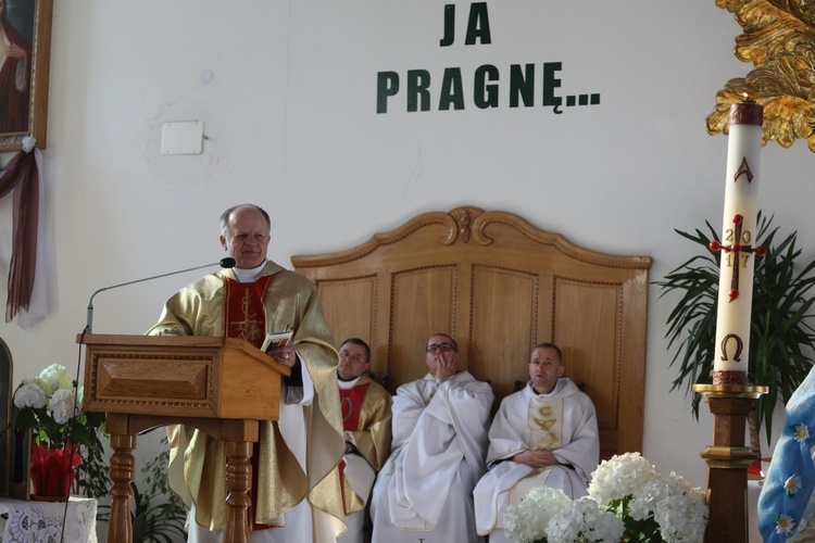 Poświęcenie witraża Bożego Miłosierdzia w kościele w Nidku