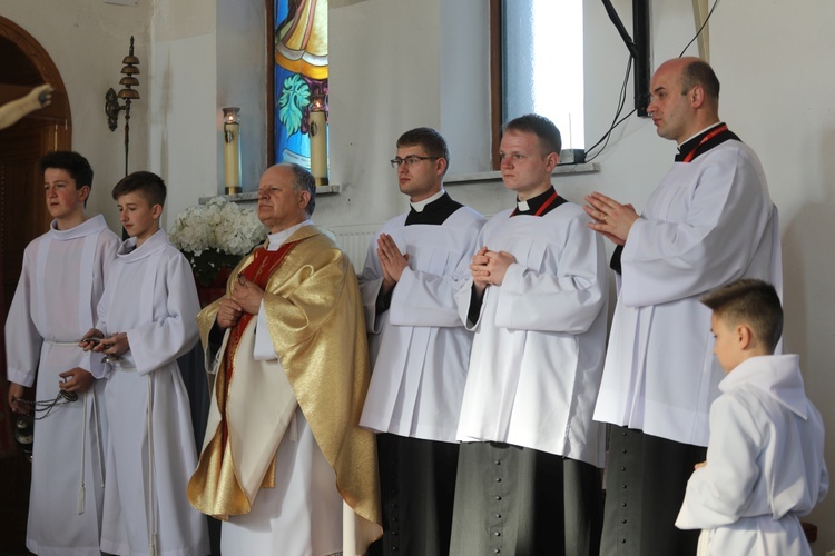 Poświęcenie witraża Bożego Miłosierdzia w kościele w Nidku