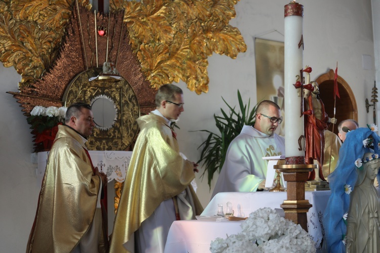 Poświęcenie witraża Bożego Miłosierdzia w kościele w Nidku