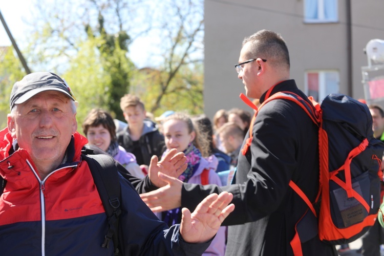 Pielgrzymi wspierają remont klasztoru sióstr klarysek od Wieczystej Adoracji w Kętach - 2017