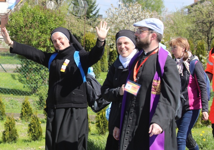Pielgrzymi wspierają remont klasztoru sióstr klarysek od Wieczystej Adoracji w Kętach - 2017