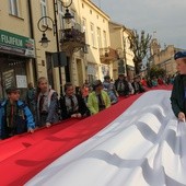Około 200 harcerzy wspieranych przez mieszkańców poniosło ulicami Skierniewic 100-metrową flagę
