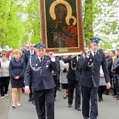 Zarówno w procesji, jak i podczas Mszy św. oraz czuwania modlitewnego w kościele strażacy nie odstępowali na krok od obrazu Matki Bożej