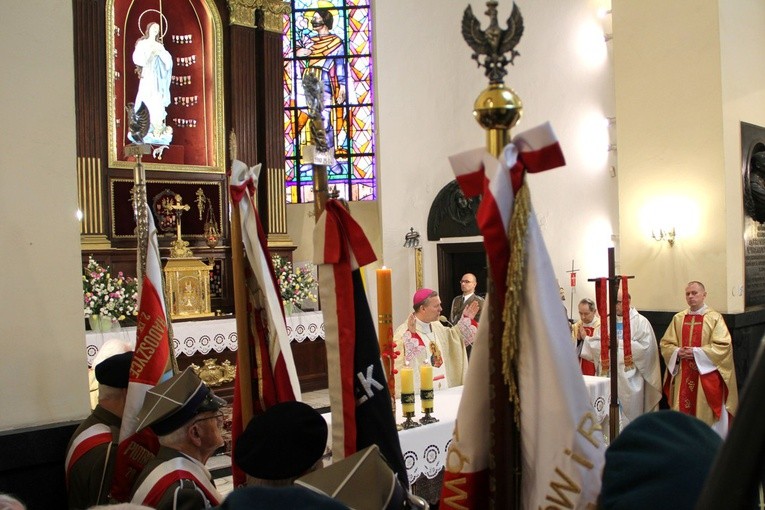 Bp Piotr Turzyński przewodniczył Eucharystii w radomskim kościele garnizonowym