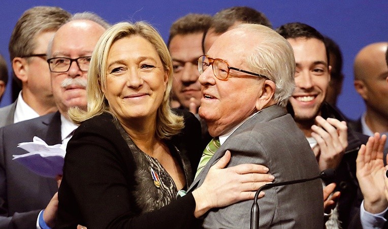 W 2014 r. między Marine Le Pen i jej ojcem była jeszcze zgoda. Rok później wyrzuciła go z partii.