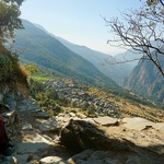 Na ścieżce do wioski Tipling. To ostatnia osada na szlaku wiodącym do pasma Ganesh Himal. Dalej już tylko lodowce. Niedaleko wznosi się Manaslu (8156).